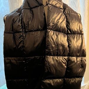 The North Face Unisex Black Puffer Scarf!